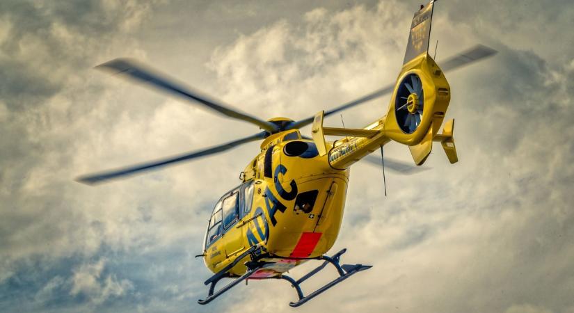 Mentőhelikopter szállt le az M1-esen: brutális tömegkarambol történt