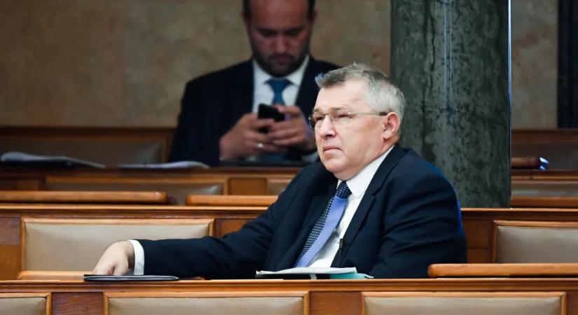 A választások előtt 40 milliós NKA-támogatást kapott egy Fideszhez köthető szervezet, aminek a székhelyén csak egy romos épület áll