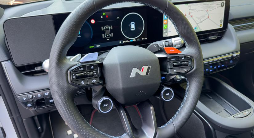 Mű motorhangot és kamu váltót kapnak a hétköznapi elektromos Hyundai-ok is