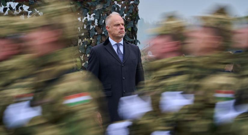 Hát a haderőfejlesztésben sajnos ekkora számok vannak – Szalay-Bobrovniczky Kristóf magyarázkodik