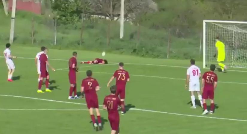 Ilyen bizarr öngólt nem látott még a futballvilág