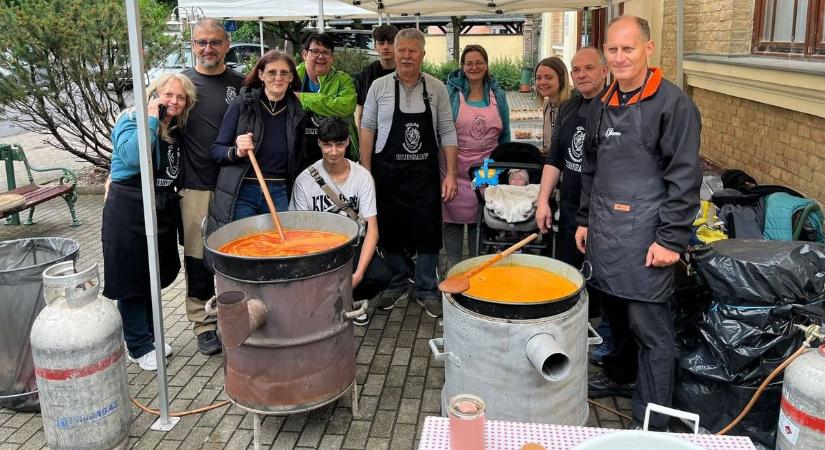 Ha esett, ha szakadt, a krumplinoklit így is megfőzték a tolnaiak
