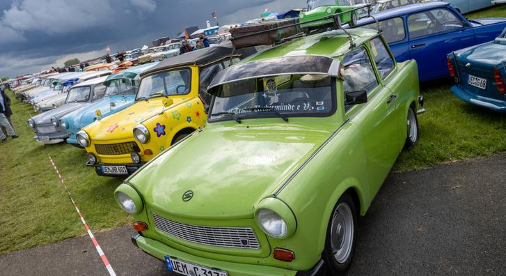 Nem hisszük el, mennyi ikonikus Trabant gyűlt össze egyetlen repülőtéren