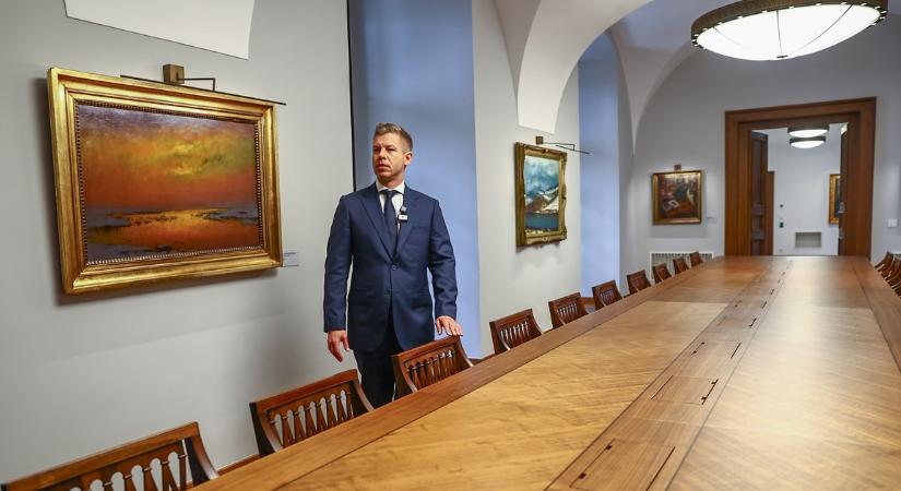 Így vezette körbe a sajtót Magyar Péter a Karmelitán – politikai csörték, gólöröm, félmeztelen kadétok: a hét legjobb pillanatai képekben