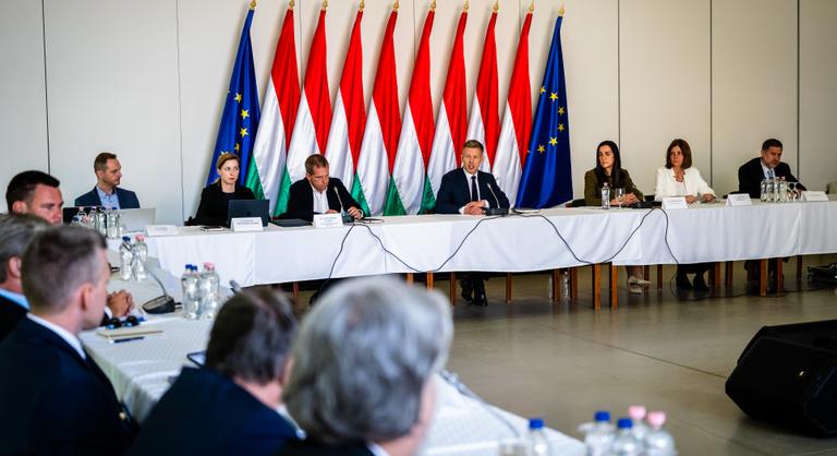 Jön Magyar Péter kormányának első próbatétele, döntés születik Magyarországról