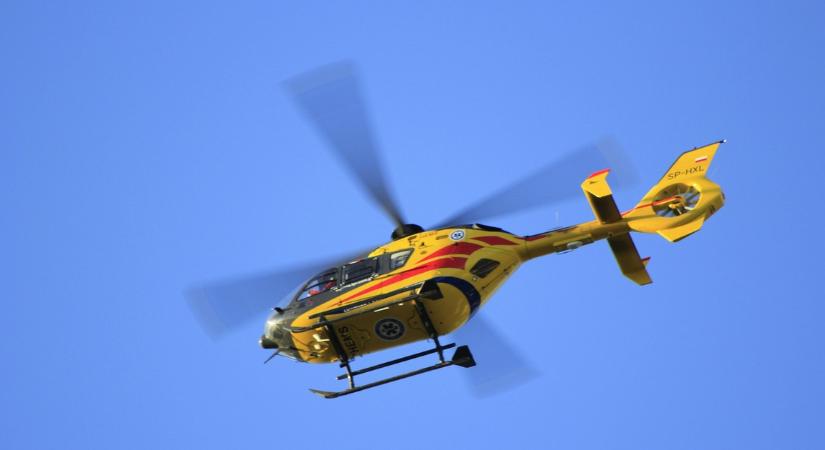 Egymást érik a balesetek: az M1-esen egy kisbusz ütközött, mentőhelikoptert is riasztani kellett a helyszínre
