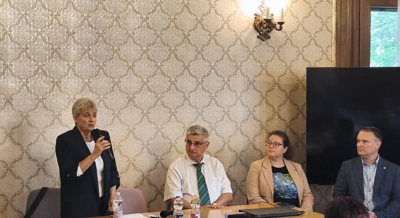 Lannert Judit vendége volt a Pedagógusok Szakszervezete kongresszusának