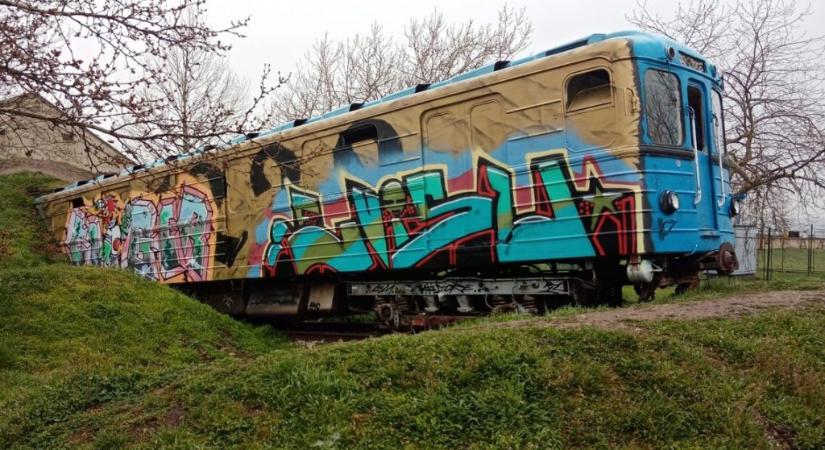 Eltűnt Csákberény földbe szúrt metrókocsija