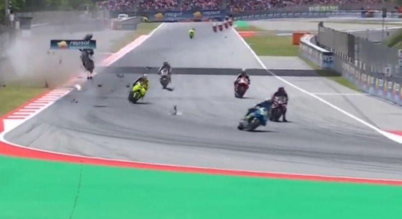 Óriási baleset miatt szakadt félbe a MotoGP Katalán Nagydíja