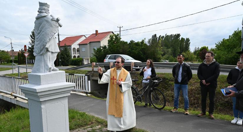 Áldást kapott a felújított szobor Marcaliban