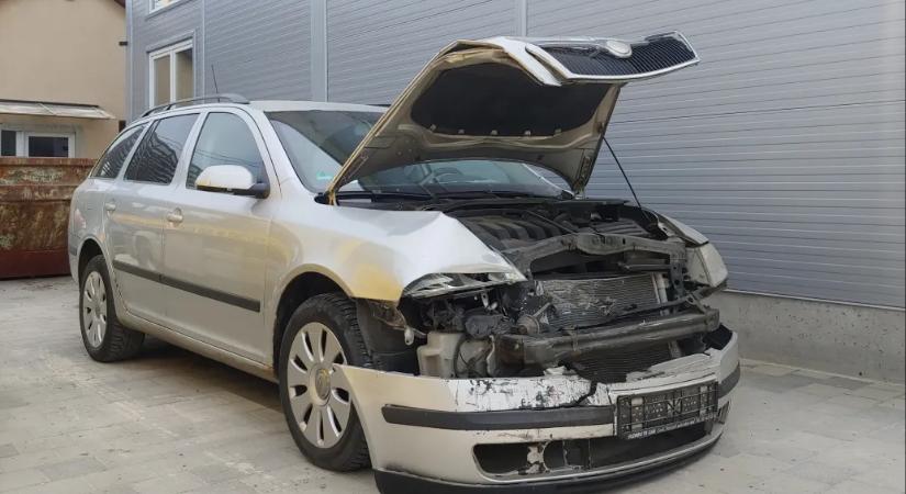 Hogy a fenébe kerülhet 2,8 millió forintba egy 1,5 milliót érő Škoda helyreállítása egy ráfutásos baleset után?
