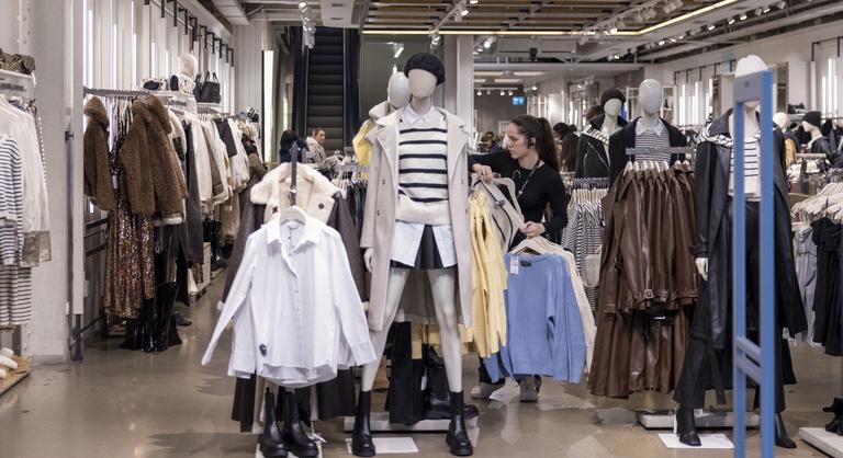 Évente egymillió tonna ruha ömlik a nyugati fast fashion szemétdombjára, mégis kell az új póló
