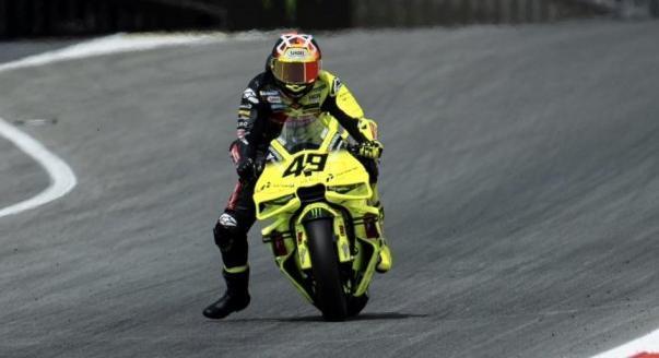 Brutális balesetek és VR46-győzelem Barcelonában