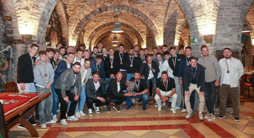 A Fritz Birtokon ünnepelt és zárta le újabb érmes szezonját a Paksi FC (galéria)