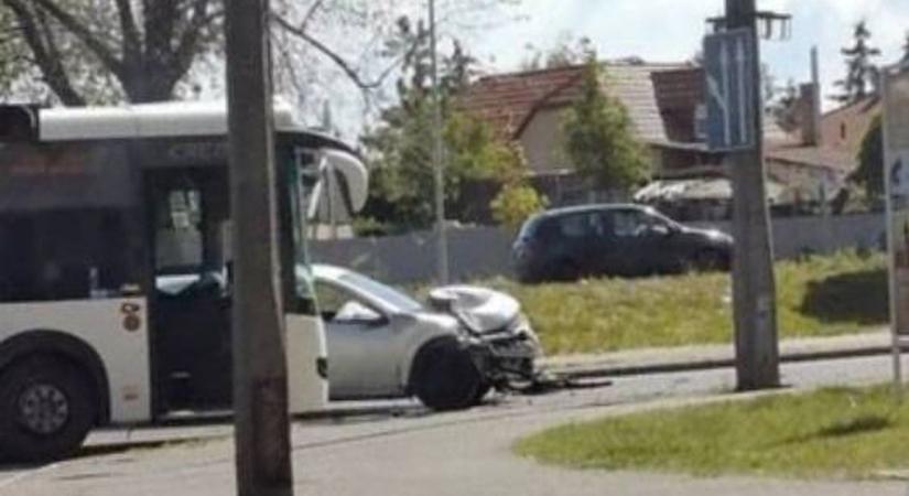 Riasztották a mentőket! Busszal ütközött egy autó a szabolcsi városban