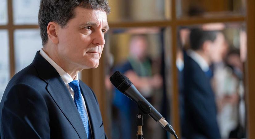 Az államfő hétfőn ismét konzultál a parlamenti pártokkal