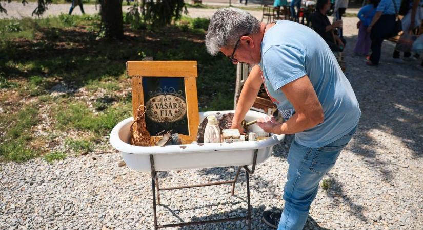 Az eső sem mosta el az egri régiségvásárt – kincsekre vadásztak vasárnap, mutatjuk a kínálatot