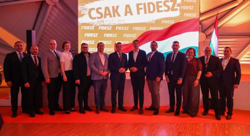 Végel: Egyre kínosabb olvasni a vajdasági magyar politikusok önigazoló, önfényező kijelentéseit