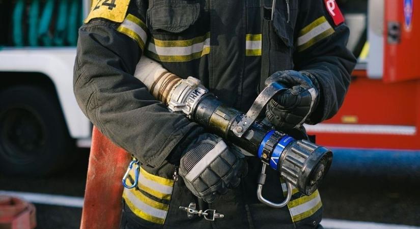 Tatabányai lángok: teljes terjedelmében égett egy faépület a 4. utcában