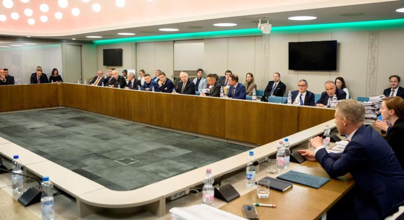Ledarált iratokra és fideszes szórólapokra is bukkantak Lázár minisztériumának pincéjében