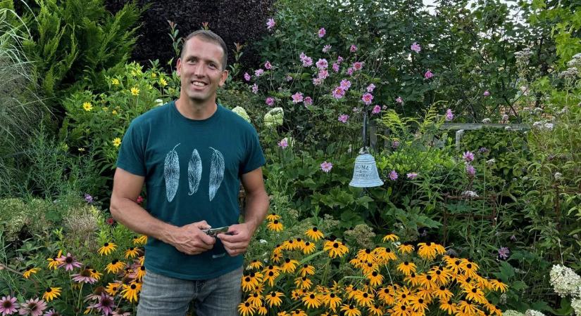 Csodájára járnak a kertjének: tízezer négyzetméter virágzó világ Pilisszentkereszten