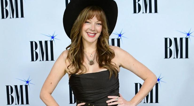 Egy igaz cowgirl – kalapban, brutál dekoltázzsal villant az énekesnő, Kaitlin Butts – szexi galéria
