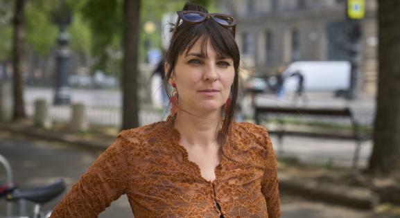„A punkok nem haltak meg, csak gyereket nevelnek” – interjú Garam-Nagy Kata költővel