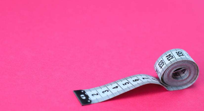 Nem dísz a mérőszalagon: ezért vannak a fekete rombuszok a centik között