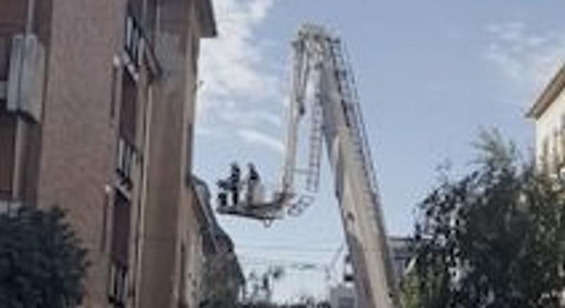Lezárták a Kiss János utcát, tűzoltók a helyszínen - videó