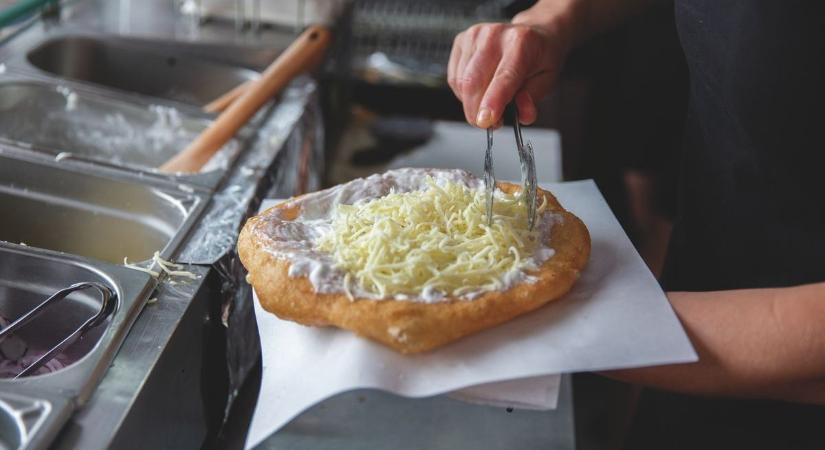 Brutális lángosárak a Balatonnál: Kiderült, mennyit kell fizetnünk idén nyáron!