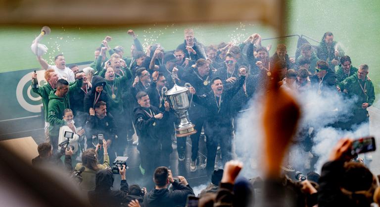 A város, ahol egy évtizede eltemették a futballt, most aranykönnyekben úszik