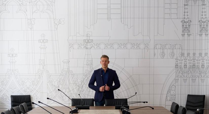 Magyar Péter újabb feljelentést tesz: Lázár Jánosék pincéjéből előkerült anyagokat mutatott be