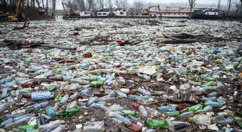 Az áradó Tisza nagy mennyiségű kommunális hulladékot hoz magával