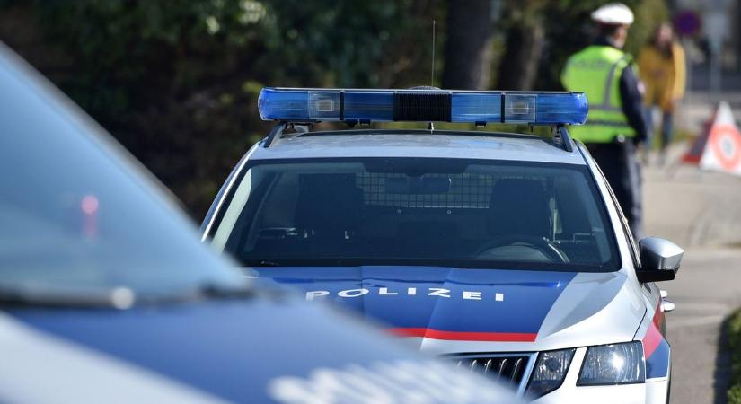 Sokkoló baleset Ausztriában: Menet közben a saját autója csomagtartójáról zuhant az útra egy fiatal férfi