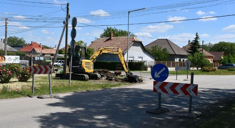 Figyelmeztette a város az autósokat: nem árt az óvatosság ebben az utcában