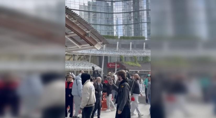 Videó: egymásnak estek az emberek a Swatch órájáért, az ügyeskedők többszörös áron adják tovább