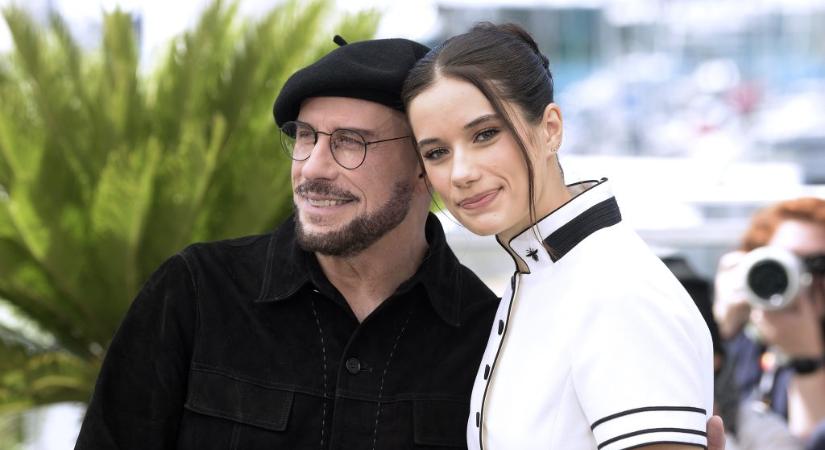 John Travoltával nem lehet bírni: ezúttal talpig feketében lopta el a show-t Cannes-ban