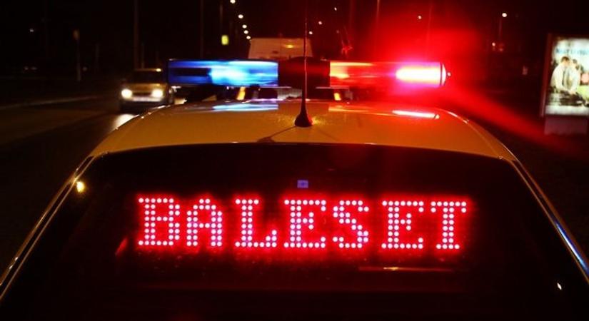 Fának ütközött egy autó a szabolcsi útszakaszon - Félpályán halad a forgalom!