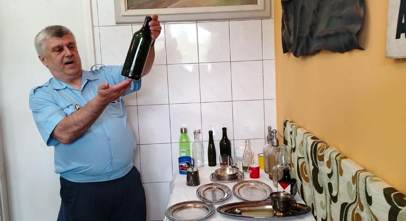 Utasellátós teríték, egyenruhák a kiállításon