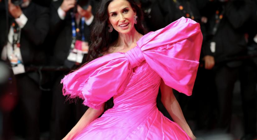 Demi Moore tudja fokozni: a lila dress után most egy extrém rózsaszín szettben kápráztatott el mindenkit Cannes-ban