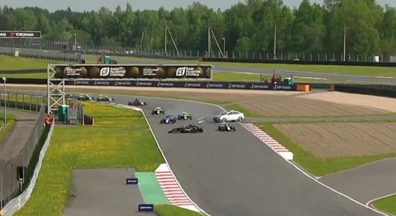 A safety car okozott tömegbalesetet az orosz F4-ben