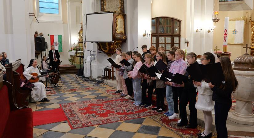 Két vásárhelyi iskola adott jótékonysági koncertet a nagybeteg vásárhelyi szülőért