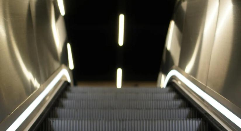 Tragédia a metróban: Mozgólépcső nyelte el a férfit, miközben az emberek elsétáltak mellette