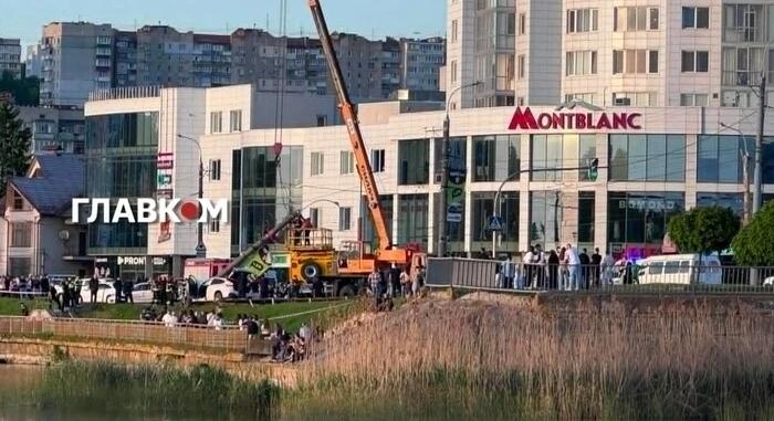 Súlyos baleset történt Hmeljnickij központjában: egy autó gyalogosokat gázolt el a járdán, majd oszlopnak csapódott