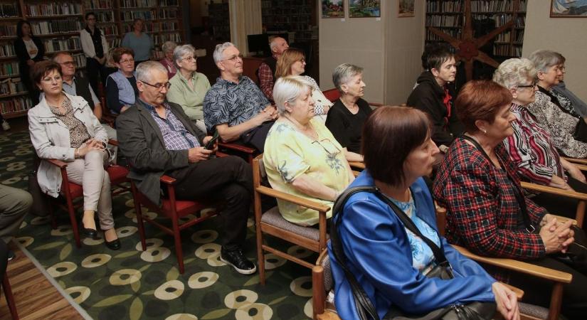 Különleges gobelin alkotások a dombóvári könyvtárban