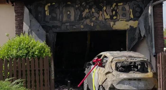 Hatalmas robbanás rázta meg Nyíregyházát: egy villanyautó okozhatta a tüzet, amelyben egy kisgyermekes család mindene odaveszett – Megrázó videó