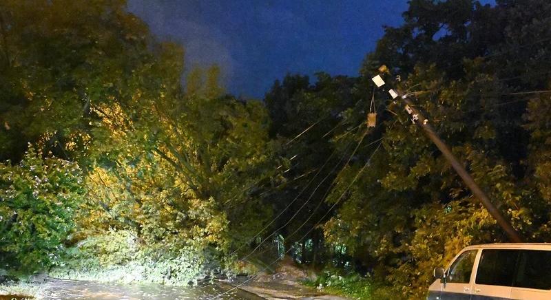 Durva zivatar, jégeső tombol ma déltől, közel 100 kilométeres széllel