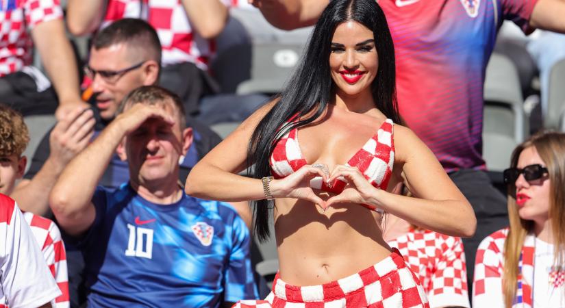 Giga mellek a pályán, mindent bedob a foci-vb kebelcsodája - Videó