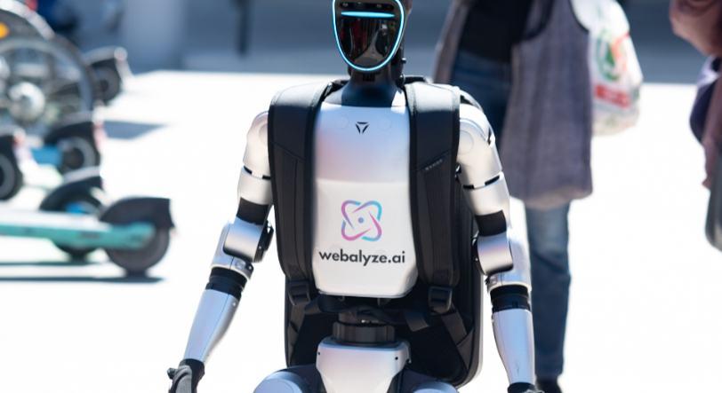 Humanoid robot méri fel a reklámpiacot Budapesten: új fegyvert adhat a kisebb cégek kezébe