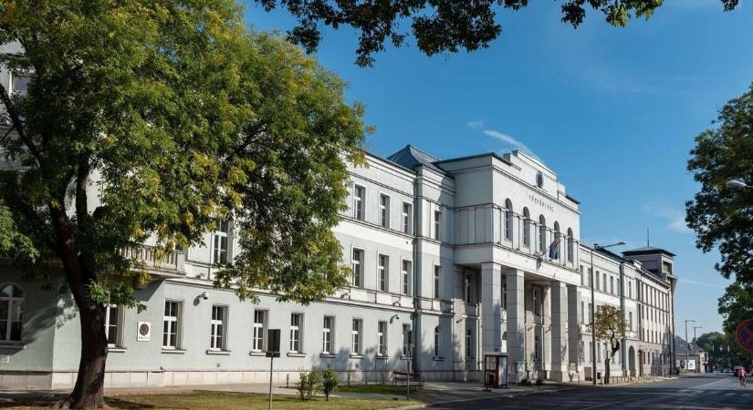 Ártatlannak látszik, de kilenc (!) elfogatóparancs van érvényben a kemecsei nővel szemben